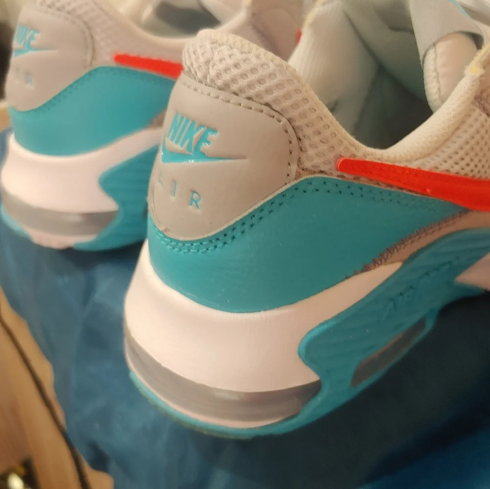 Nike Air Max Sneakers Women's - Picture 9 of 14